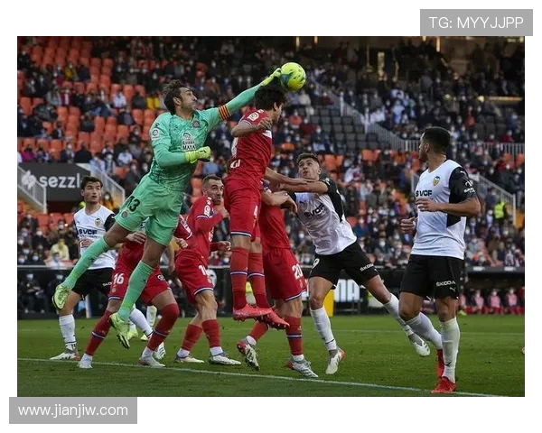 奥维耶多与西班牙人比赛前15秒球员集体静默抗议 官方中断直播处理